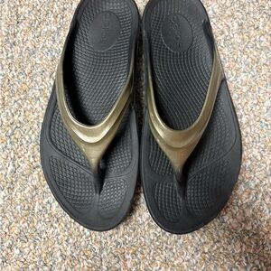 OOFOS Black and Gold Sandals